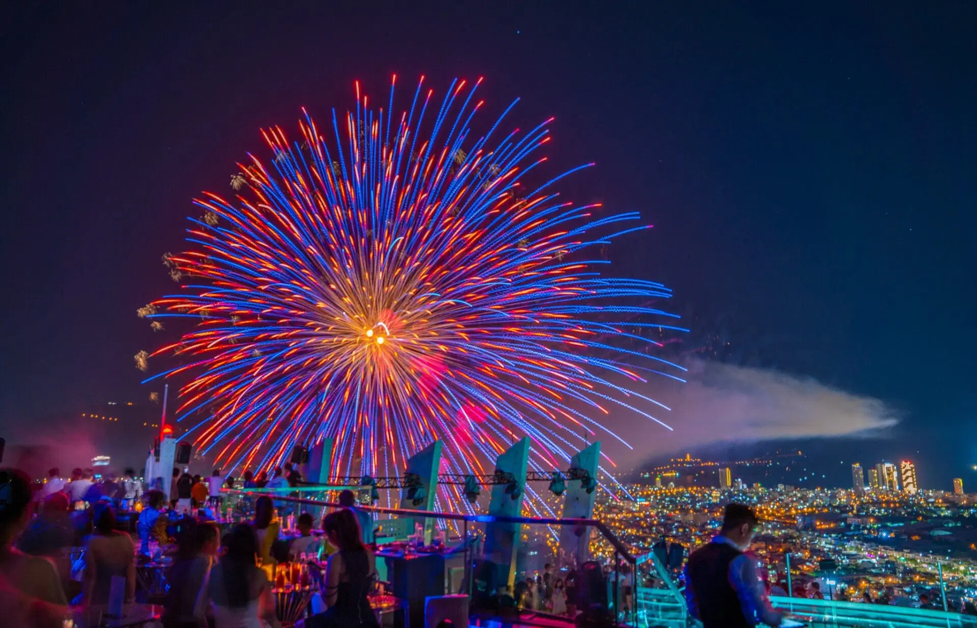 Ngắm pháo hoa từ Sky36 Bar