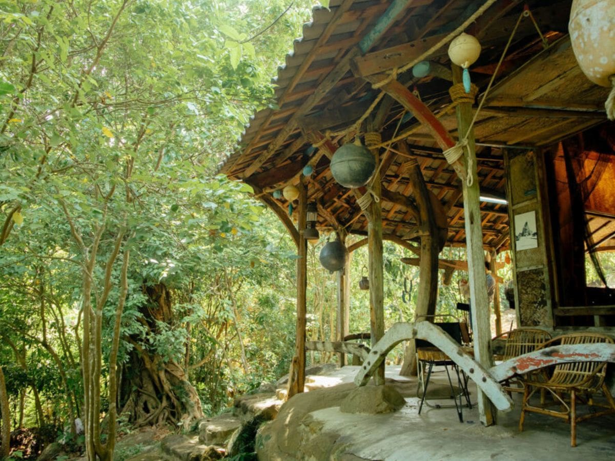 bao-tang-dong-dinh-an-giua-nui-rung