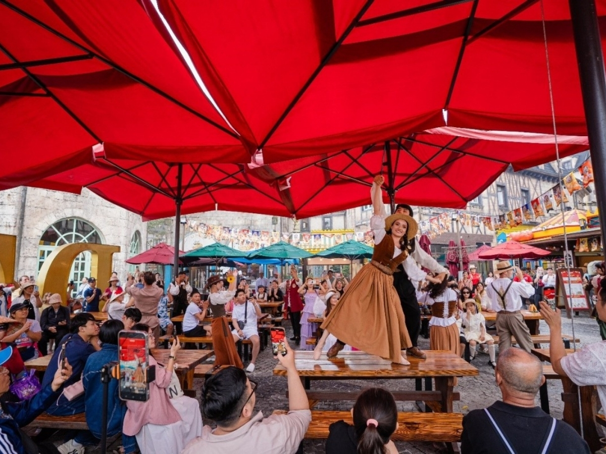 dan-nghe-si-bieu-dien-hoa-minh-cung-khan-gia