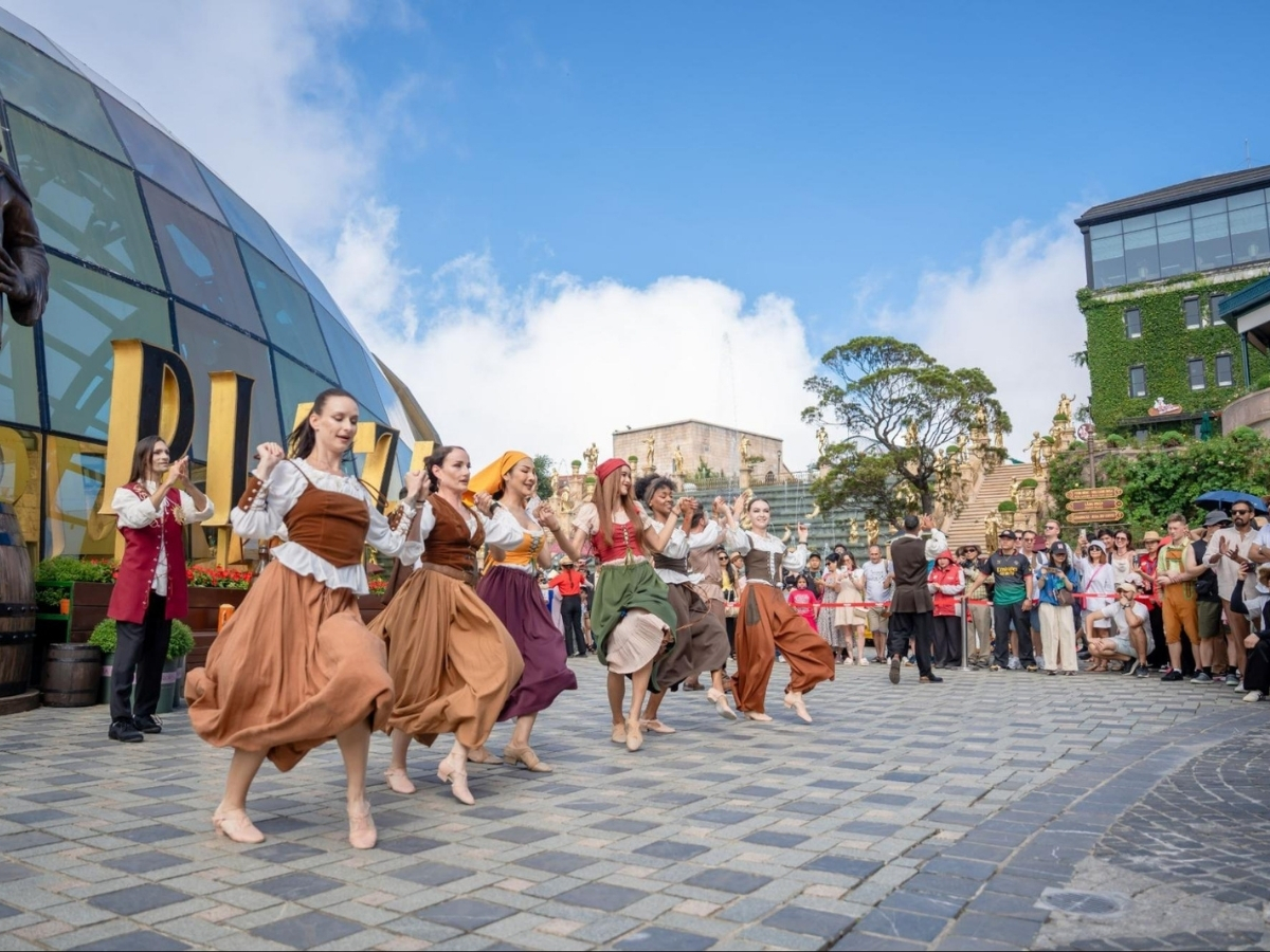 Show Happy Fair được diễn ra ngoài trời