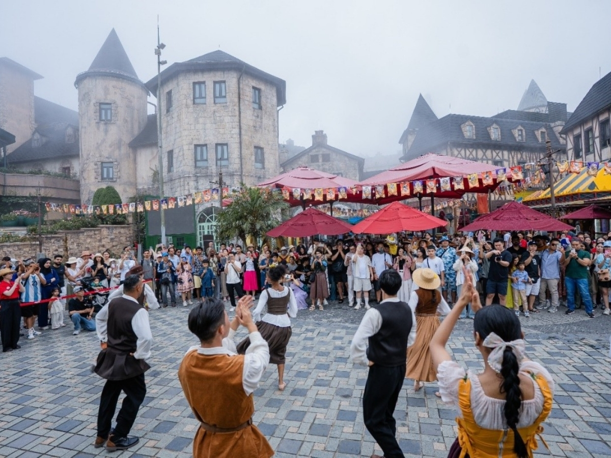 boi-canh-co-tich-chau-au-cua-show-happy-fair