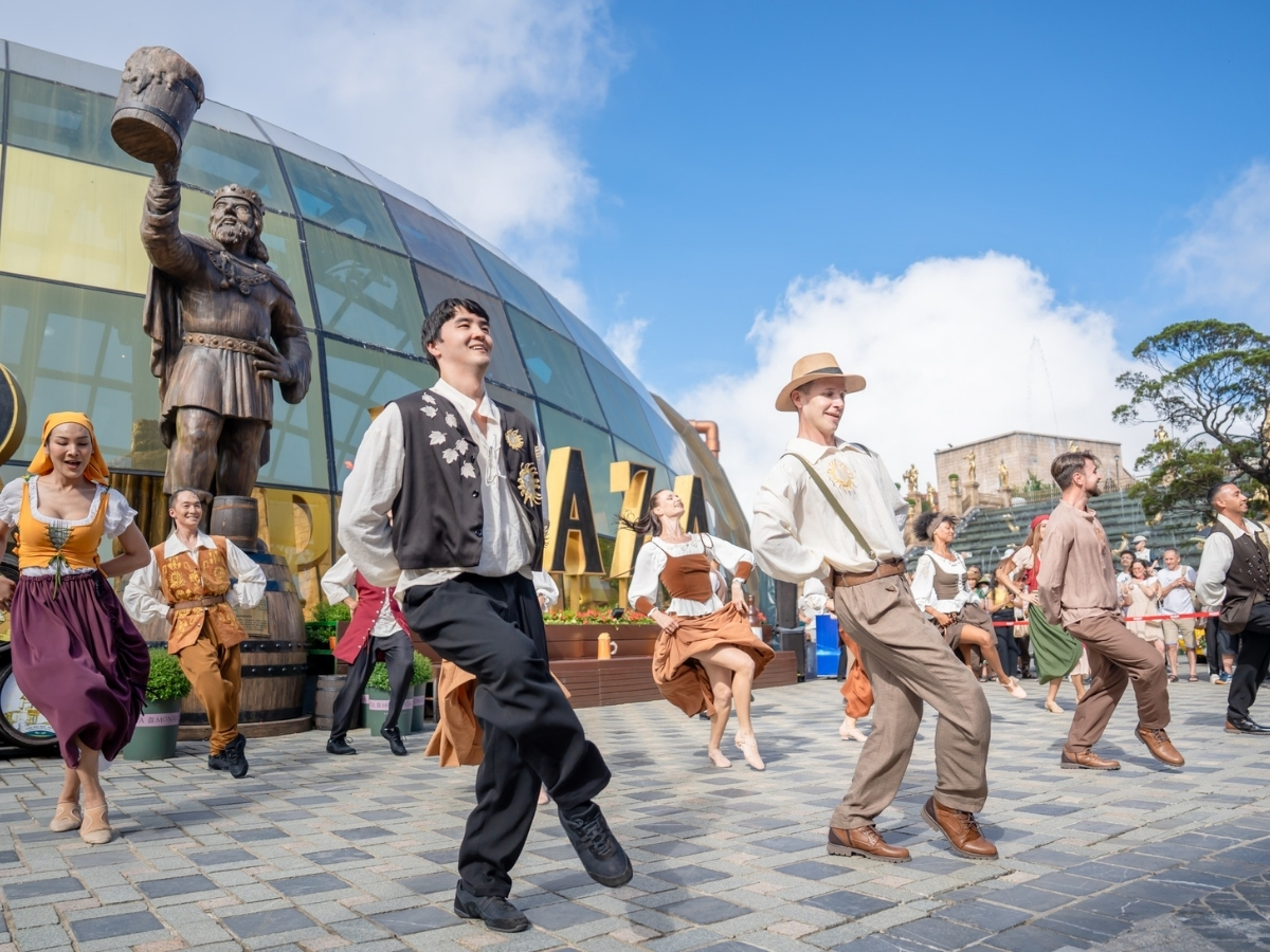 khong-gian-mo-va-co-tich-cua-show-happy-fair