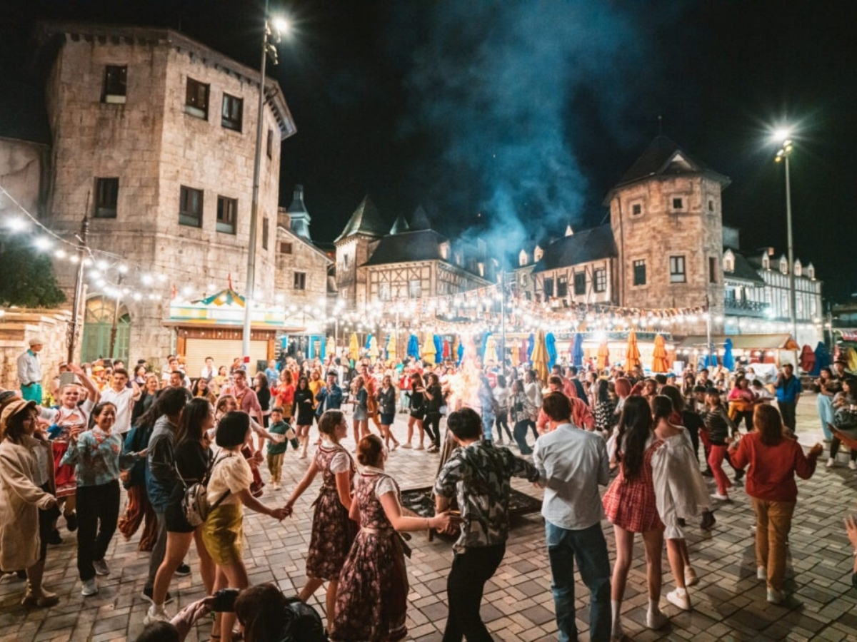 ket-hop-cung-cac-hoat-dong-trong-combo-ba-na-by-night