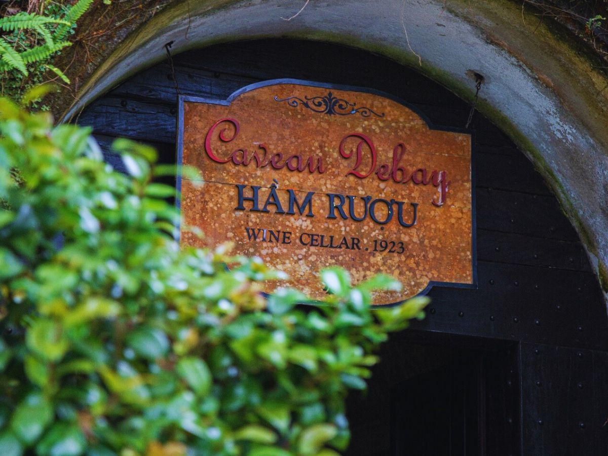 Ham-ruou-De-Bay-nam-sau-duoi-long-dat-tai-hien-khong-gian-ham-ruou-co-dien