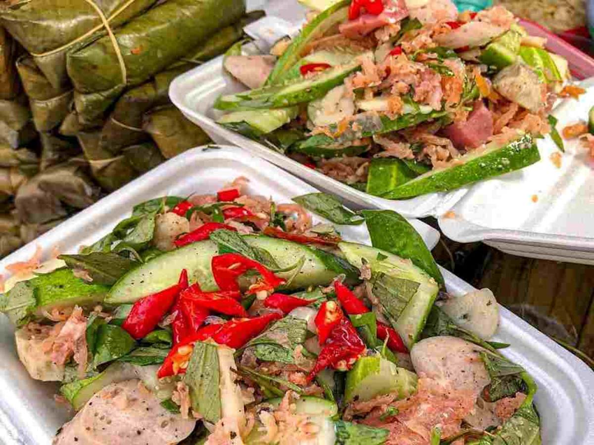 Nem tré Đà Nẵng độc đáo với vị chua nhẹ, giòn dai và hương thơm đặc trưng từ lá chuối gói