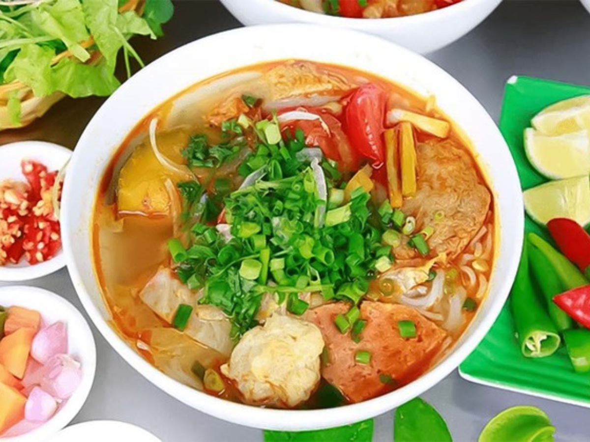 Bún chả cá Đà Nẵng cuốn hút nhờ nước dùng trong, chả cá dai ngọt và hương vị đậm đà đặc trưng