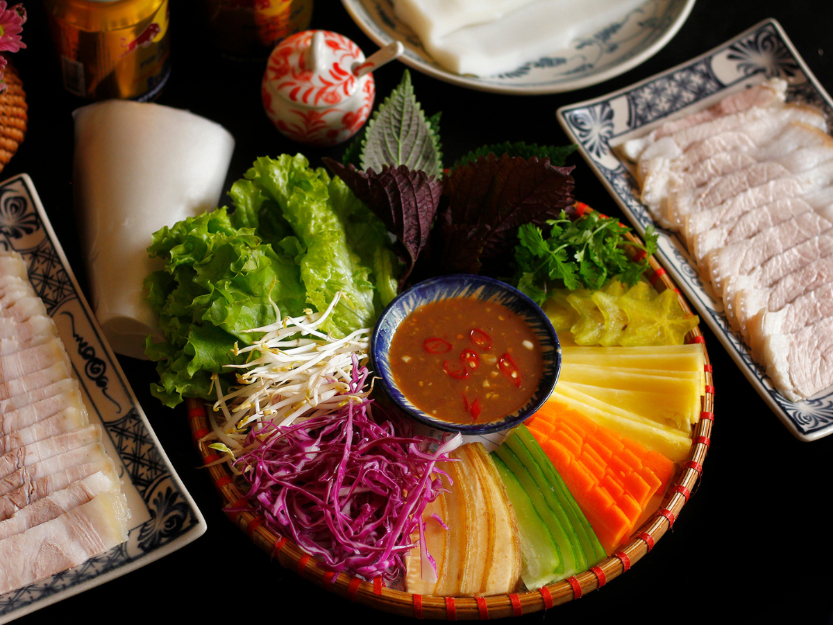 Bánh tráng cuốn thịt heo ghi dấu ấn với hương vị mắm nêm đậm đà và sự hòa quyện trọn vẹn
