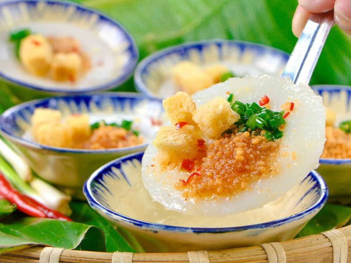 Bánh bèo nhỏ xinh, mềm mịn, phủ tôm thịt, ăn kèm nước mắm chua ngọt hấp dẫn