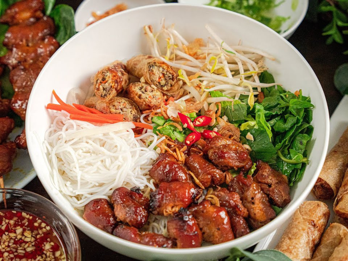 Bún thịt nướng Đà Nẵng hấp dẫn bởi thịt nướng thơm lừng, ăn kèm bún mềm và nước chấm đậm đà