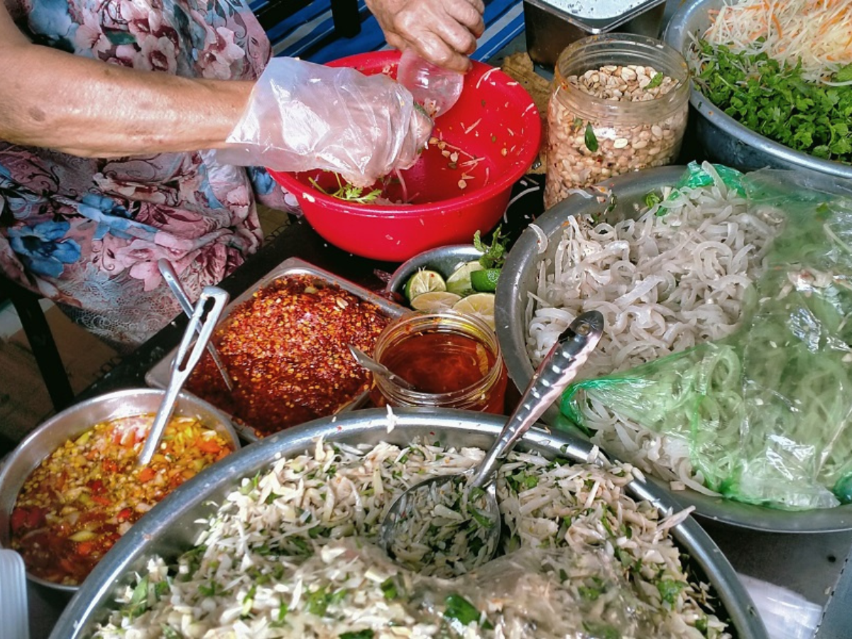 Từ mít trộn, ốc hút đến chè xoa xoa, ẩm thực đường phố góp phần làm phong phú thêm bản đồ món ngon Đà Nẵng.