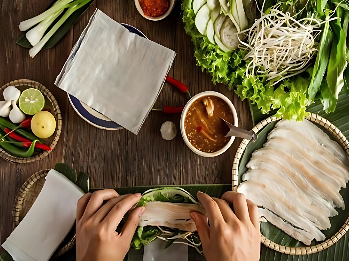 Hương vị dân dã nhưng tinh tế của bánh tráng cuốn thịt heo đã làm nên dấu ấn khó quên