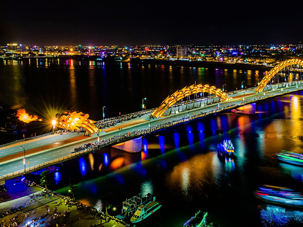 Cầu Rồng - biểu tượng hiện đại của Đà Nẵng, nổi bật với màn phun lửa và nước độc đáo mỗi cuối tuần