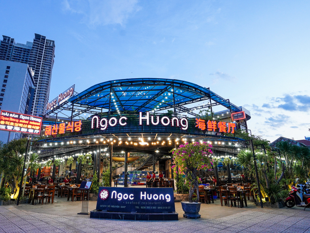 Nhà hàng Ngọc Hương với hải sản đa dạng trong không gian nhiều tầng nhìn thẳng ra biển