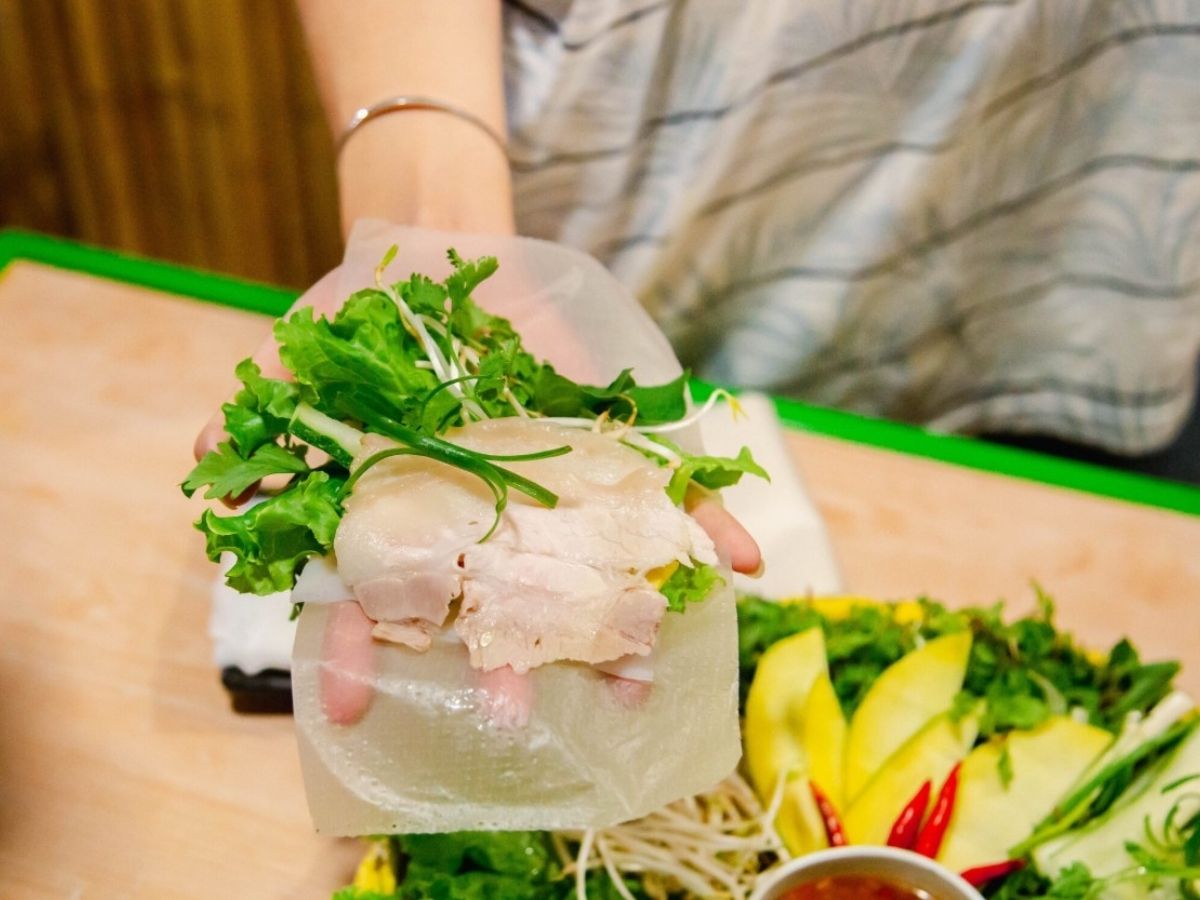 Quán Bà Mua thương hiệu nổi tiếng với không gian thoáng mát và mắm nêm đậm đà đặc trưng