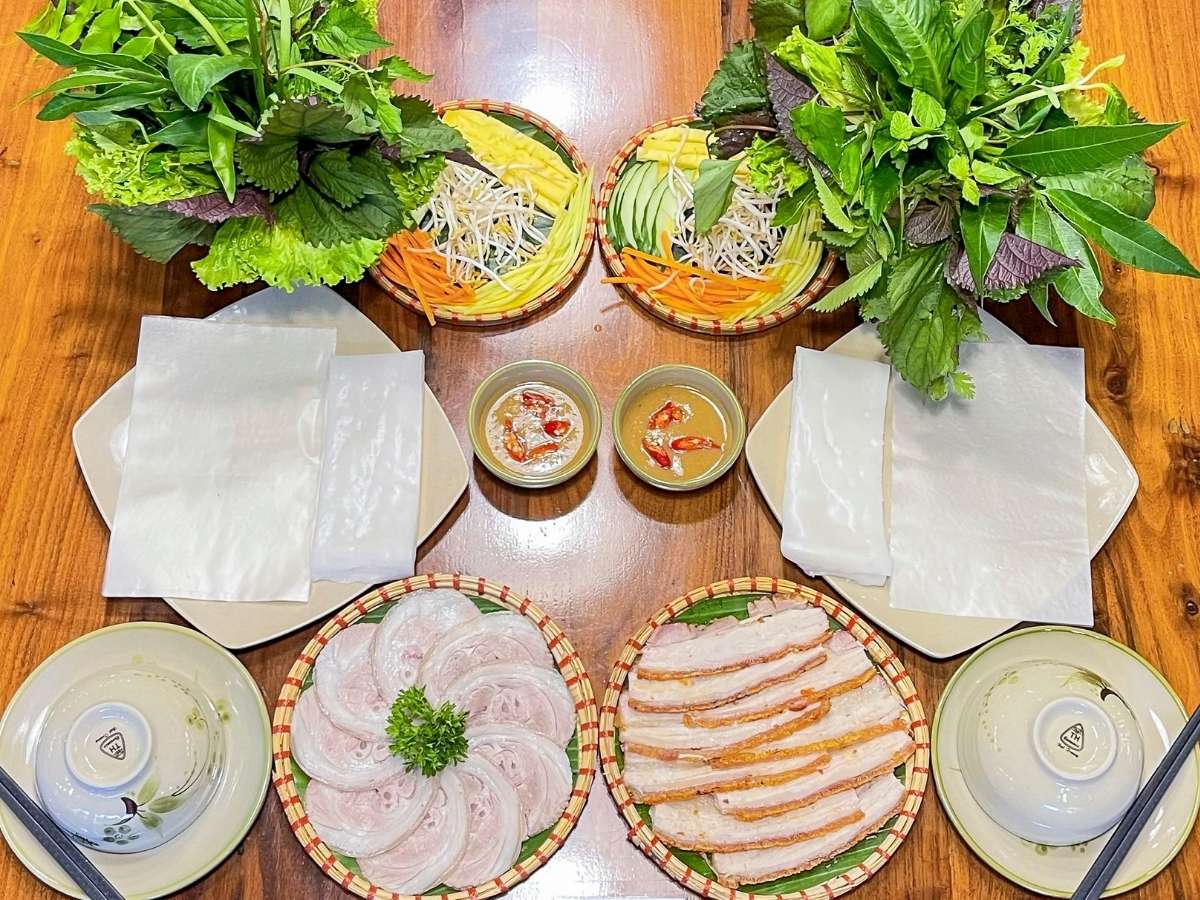 Linh hồn của món bánh tráng cuốn thịt heo chính nằm ở những tấm bánh tráng Đại Lộc
