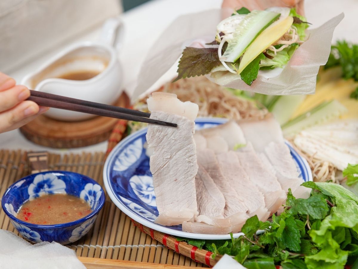 Nghệ thuật cuốn bánh tráng cuốn thịt heo đòi hỏi sự khéo léo và kinh nghiệm