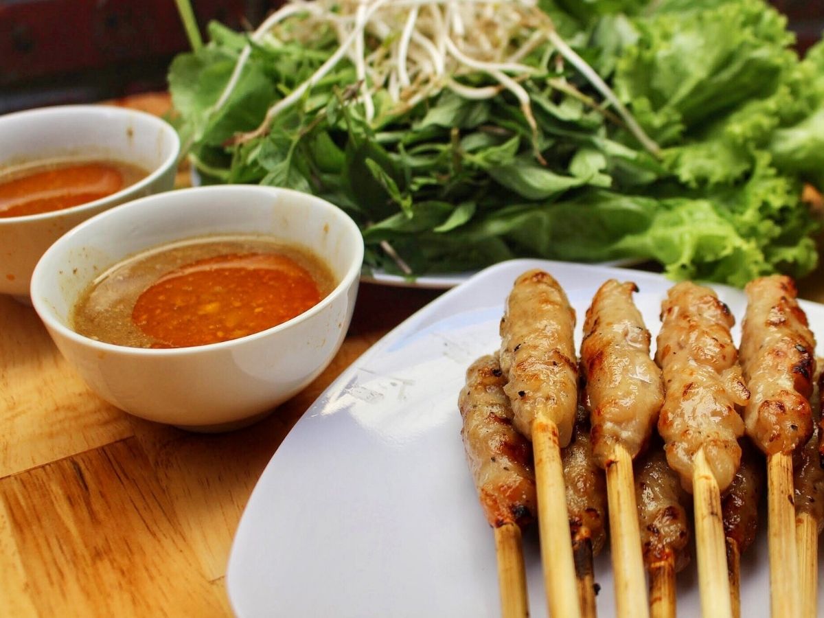 Khi thưởng thức nem lụi Đà Nẵng nên chú ý chọn những quán đảm bảo vệ sinh thực phẩm