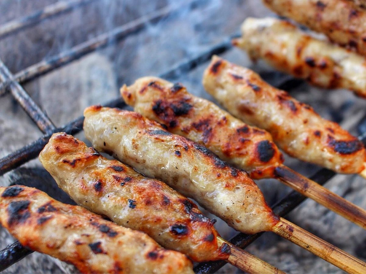 Nem lụi Đà Nẵng đã trải qua hàng thập kỷ để trở thành biểu tượng ẩm thực đường phố của thành phố biển