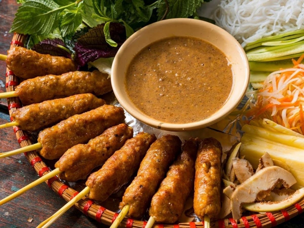 Điểm nhấn khiến nem lụi Đà Nẵng trở nên đặc biệt chính là nước chấm sánh đặc với hương vị phức hợp khó tả