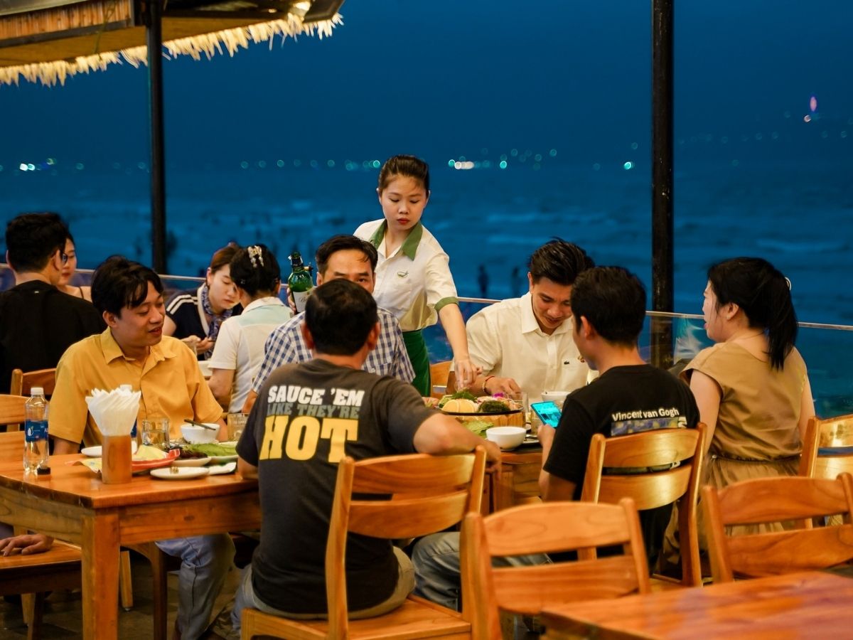 Nhóm khách đông nên ưu tiên các nhà hàng có không gian rộng rãi để thưởng thức hải sản Đà Nẵng