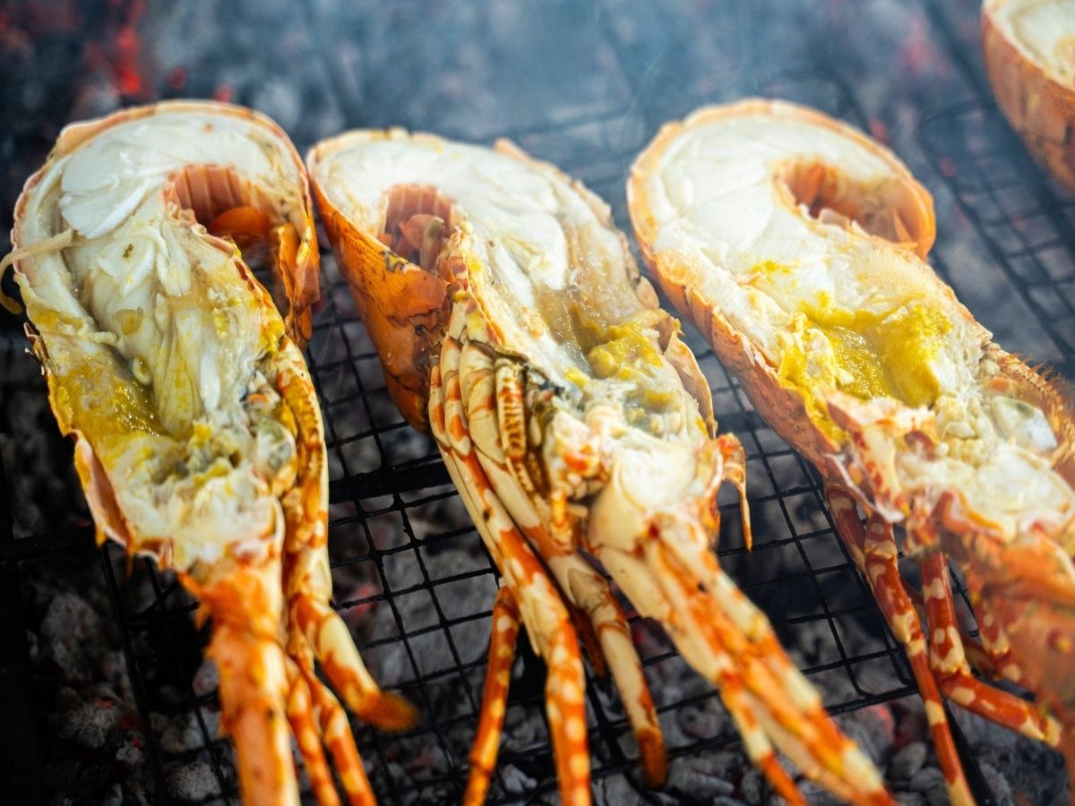 Tôm hùm nướng phô mai là món ăn hấp dẫn với lớp phô mai béo ngậy phủ đều