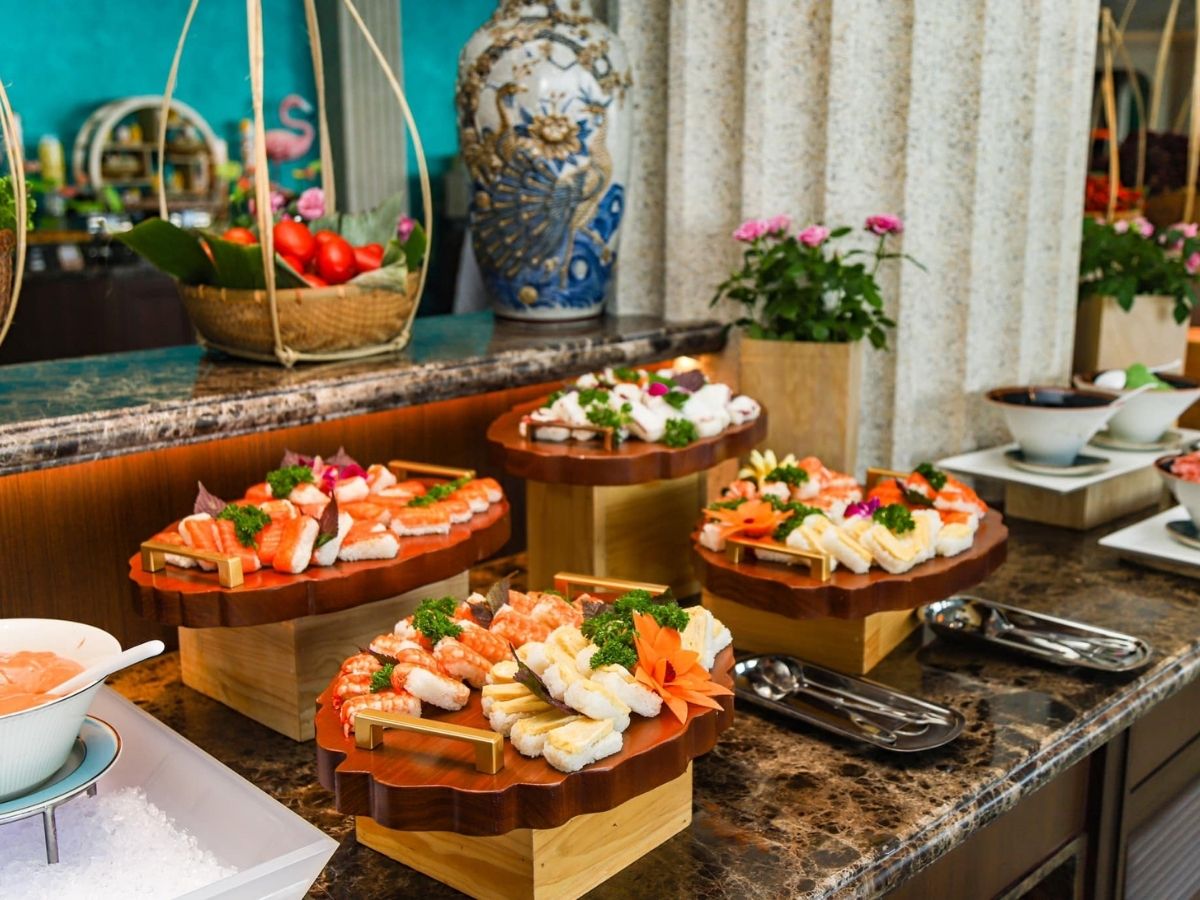 Buổi trưa dùng buffet tại Bà Nà Hills có nhiều lựa chọn với các món hải sản Đà Nẵng được chế biến tinh tế