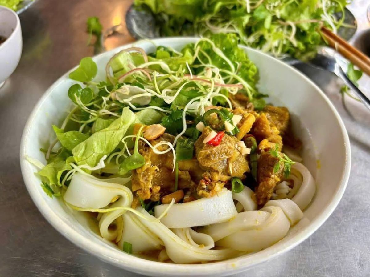 Mì Quảng gà là món ăn rất được nhiều du khách ưa thích