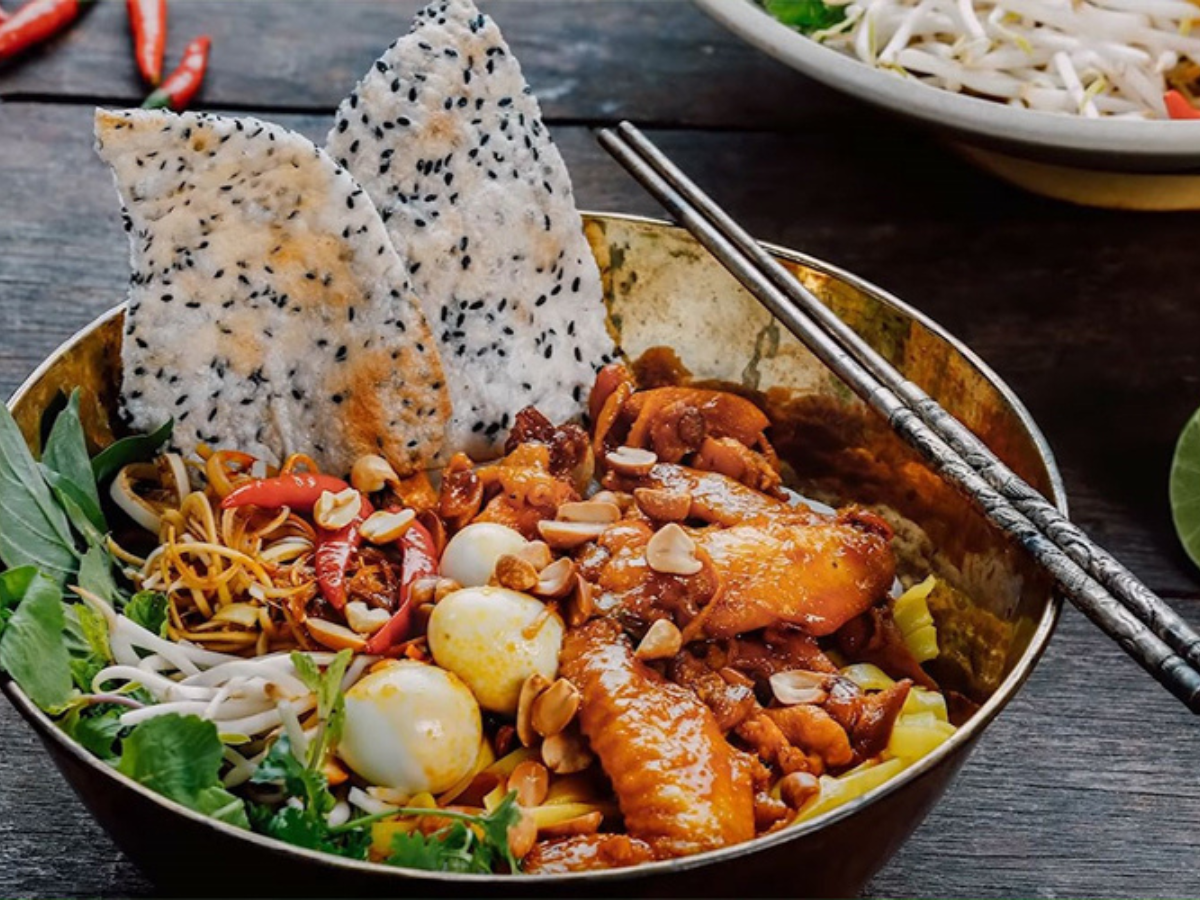 Không gian rộng rãi, thực đơn đa dạng và tô mì đặc biệt đầy đủ topping khiến Giao Thủy trở thành điểm hẹn lý tưởng cho tín đồ ẩm thực