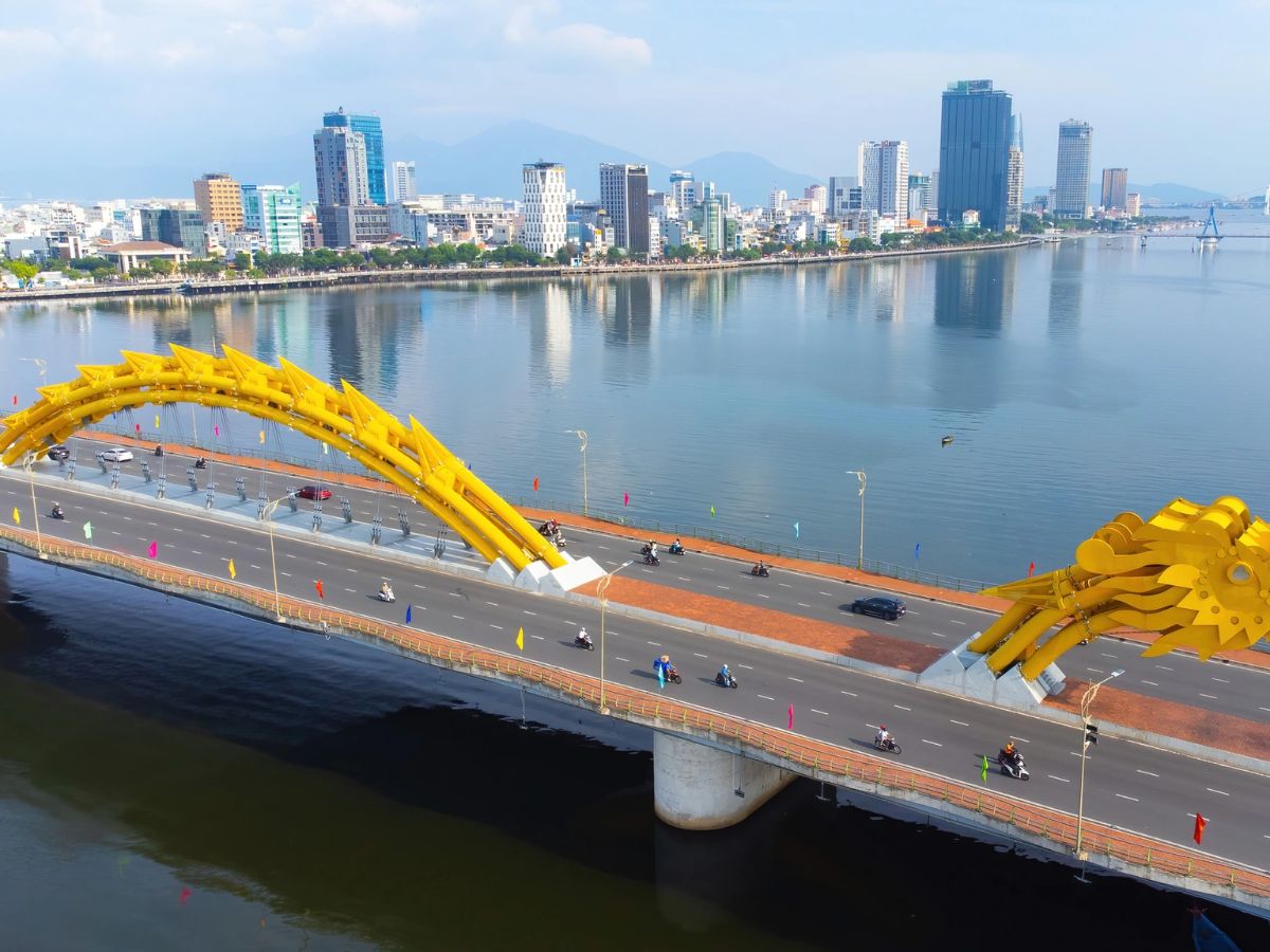 Từ sân bay Đà Nẵng có thể thuận tiện di chuyển đến Cầu Rồng