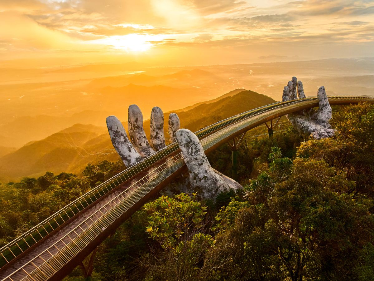 Cầu Vàng là gợi ý tham quan ấn tượng khi rời ga Đà Nẵng