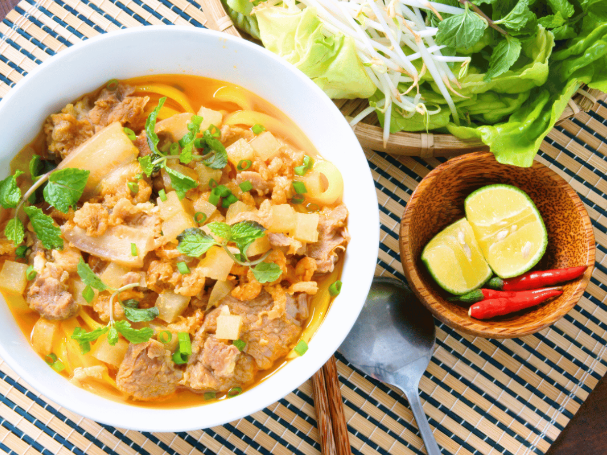 Quán nhỏ bình dân nhưng chuẩn vị, nổi bật với mì gà xé và nước lèo đậm đà khiến thực khách nhớ mãi