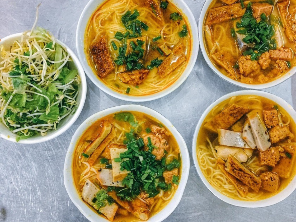 Bún chả cá Bà Phiến với không gian rộng rãi và dịch vụ thân thiện, trở thành địa chỉ quen thuộc của du khách