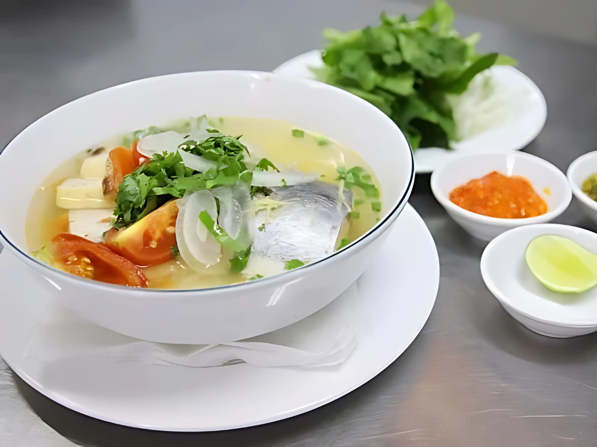 Quán bún chả cá lâu nổi bật với nước lèo ngọt thanh từ xương cá tươi và chả ai ngọt đặc trưng