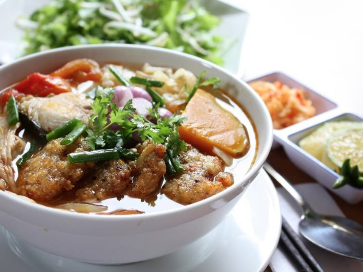 Bún chả cá Bà Lý hấp dẫn du khách với chả cá chiên giòn và chả ram cá thu đặc biệt