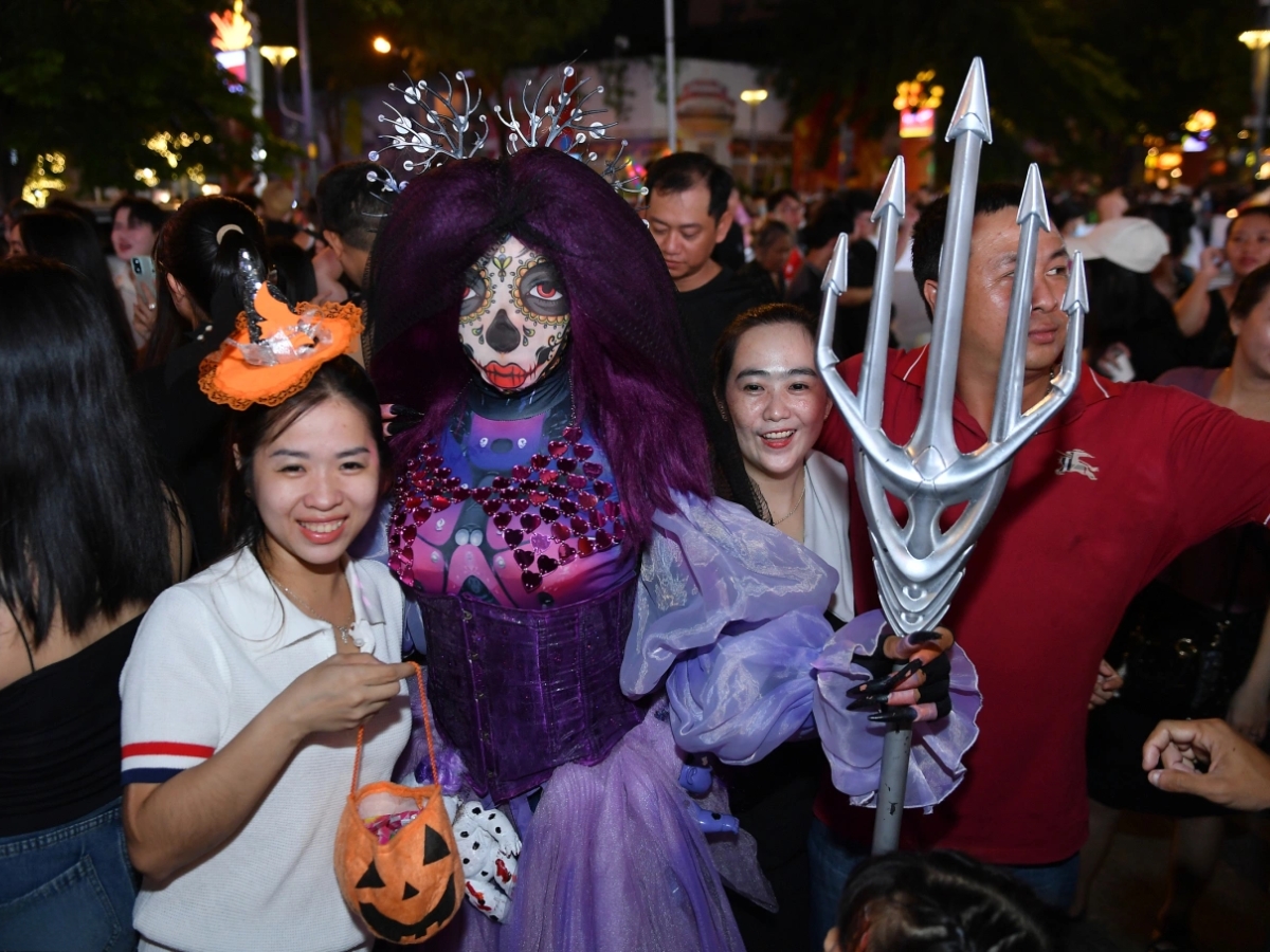 Mọi người hào hứng tham gia vào lễ hội hóa trang Halloween.