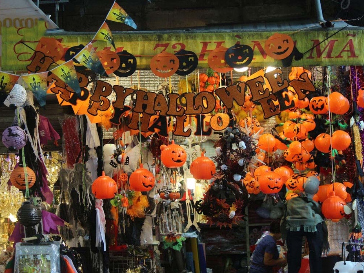 Không khí Halloween bao trùm khắp các con phố tại Đà Nẵng.