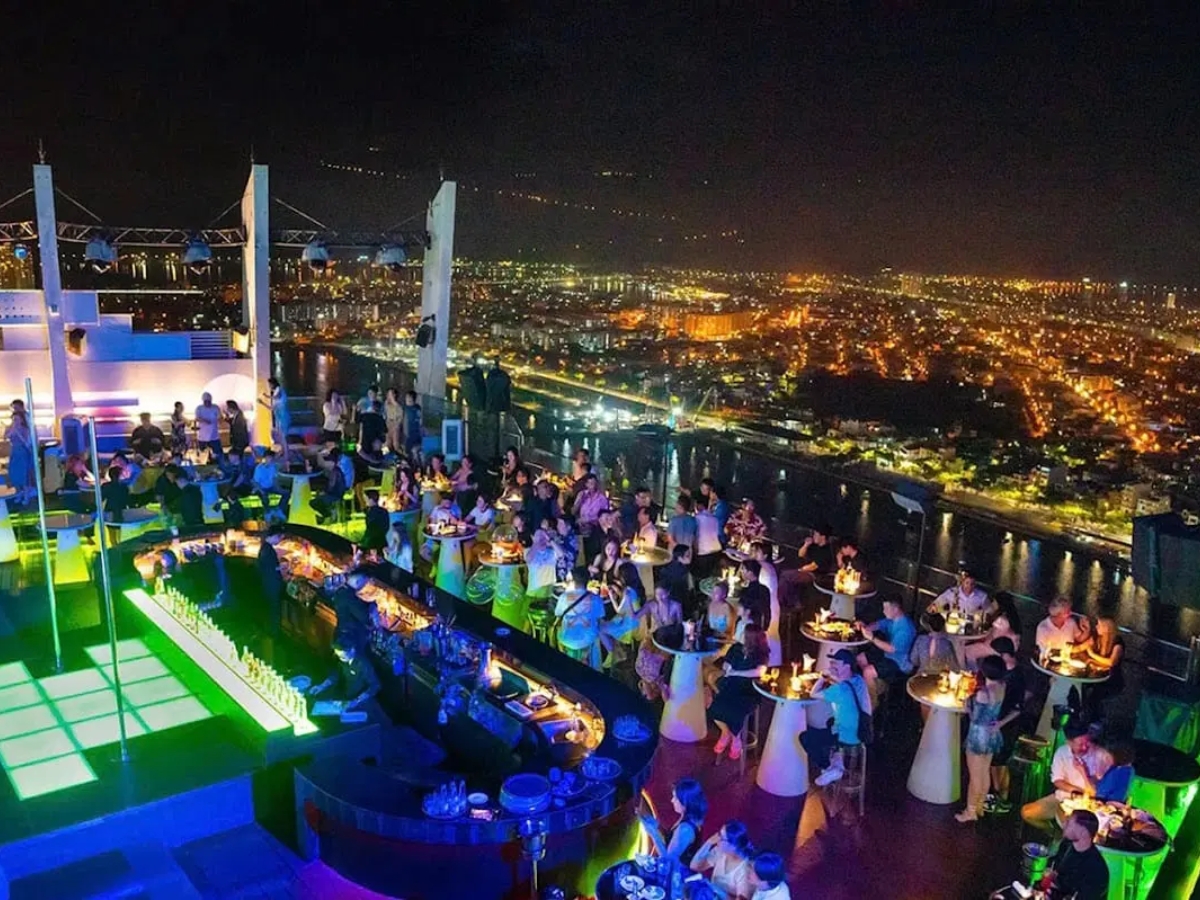 Quẩy hết mình tại quán bar Sky 36.