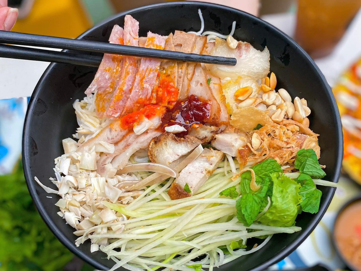 Bà Sáu mang đến bún mắm nêm như món ăn gia đình với đa dạng phần ăn kèm từ thịt heo, chả bò, nem chua đến tôm và mực khô