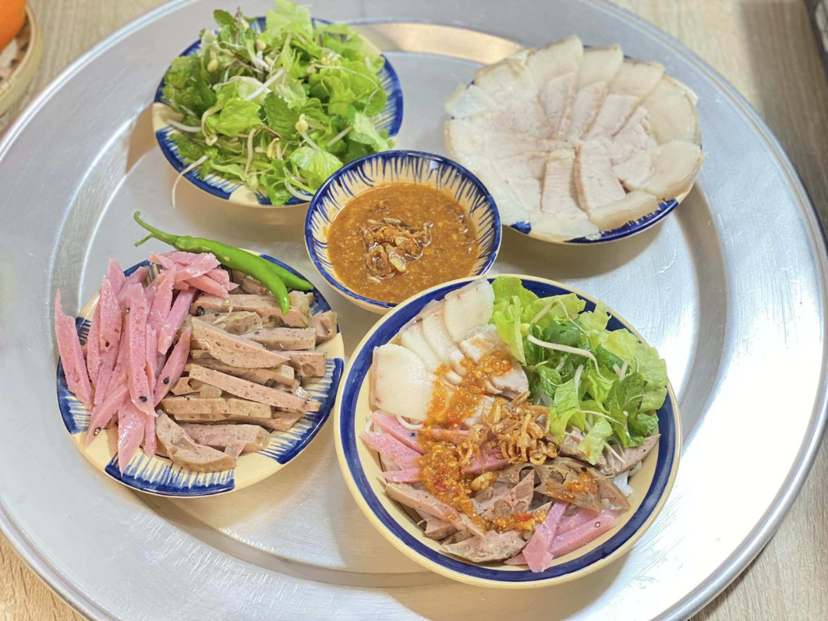 Dì Vân nổi tiếng với bún mắm nêm gia truyền, kết hợp thịt heo quay giòn, chả bò đậm vị và mắm nêm chuẩn vị miền Trung