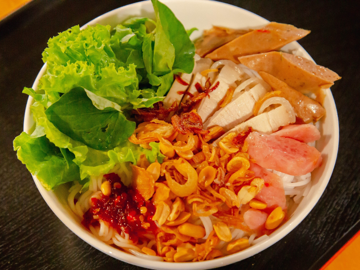 Bún mắm nêm Đà Nẵng là món ăn dân dã, kết hợp mắm nêm lên men cá cùng bún tươi, thịt heo, chả, rau sống và đồ chua