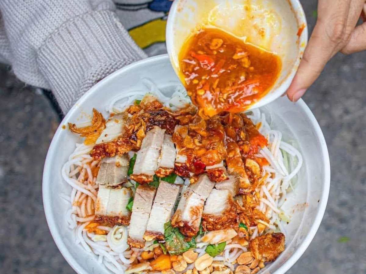 Cô Lợi nổi bật với bún mắm nêm chả bò thơm ngon, không gian rộng rãi và phục vụ nhiệt tình