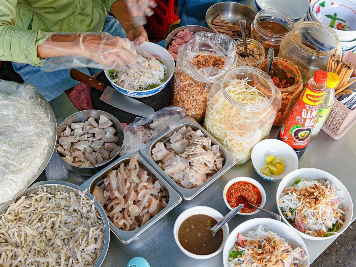 Bà Thuyên được yêu thích nhờ hương vị bún mắm nêm hài hòa, với nem nướng Nha Trang thơm lừng và mít non giòn ngọt