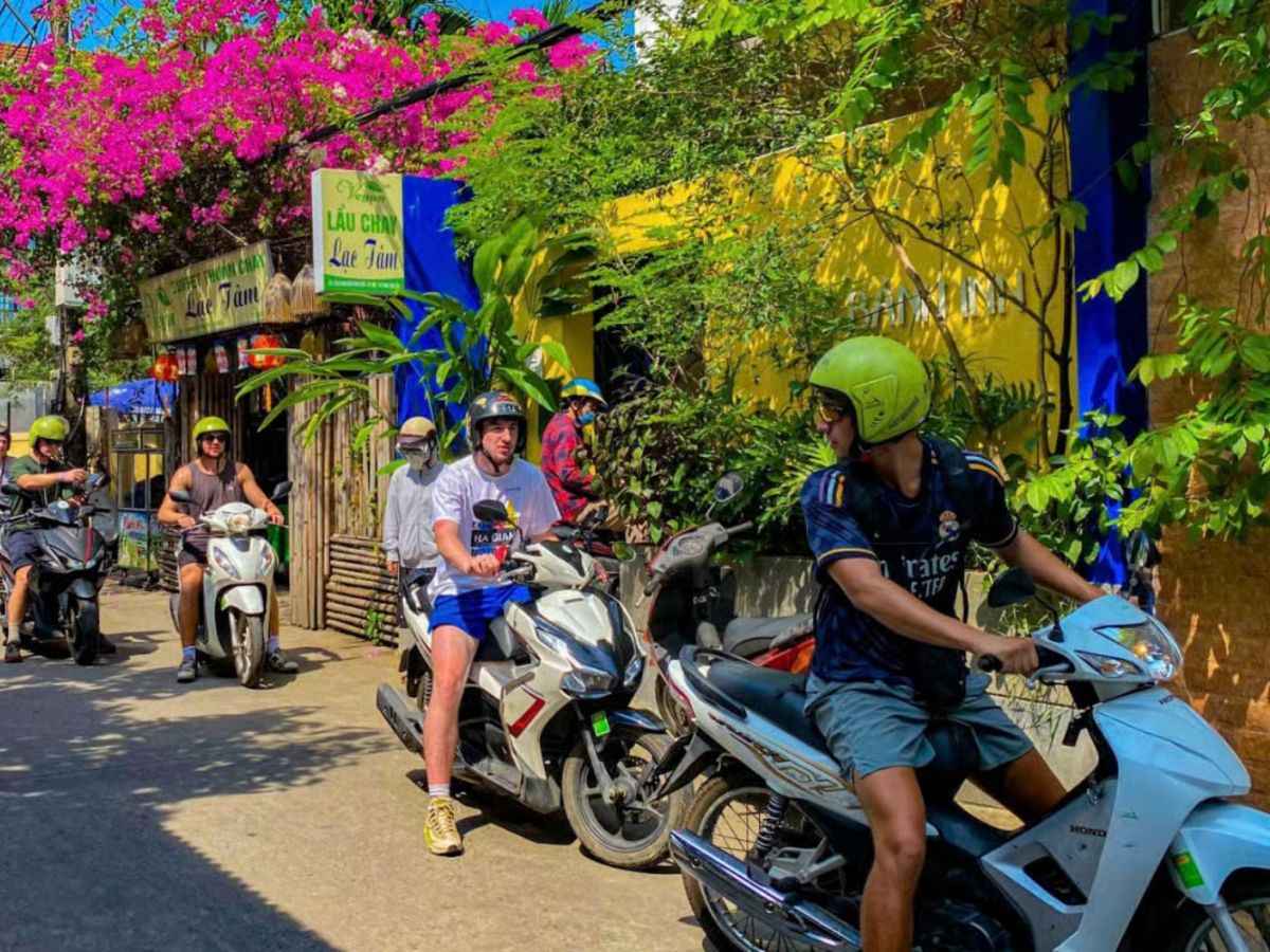 Du khách yêu thích việc lái xe máy đi từ Đà Nẵng đến Hội An