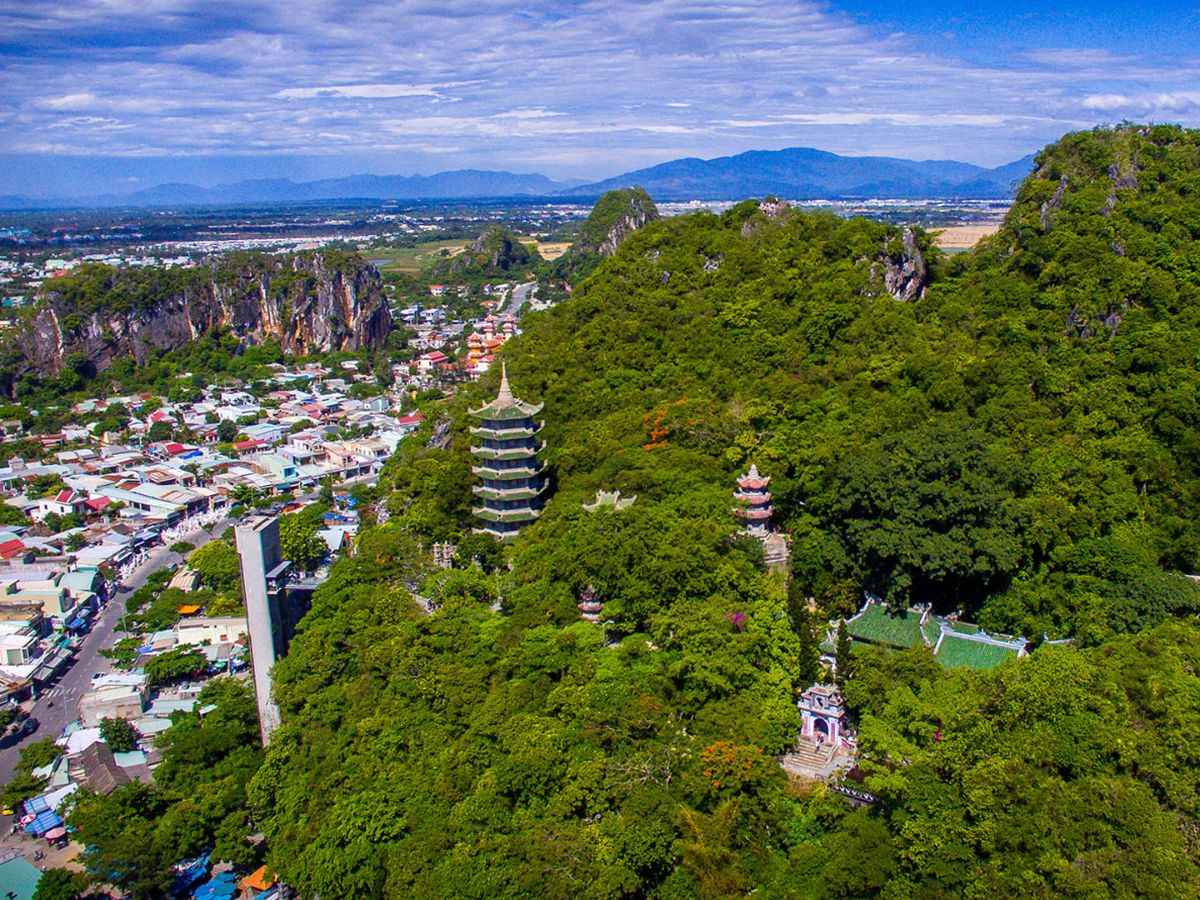 Danh thắng Ngũ Hành Sơn là điểm đến nổi bật khi đi từ Đà Nẵng đến Hội An