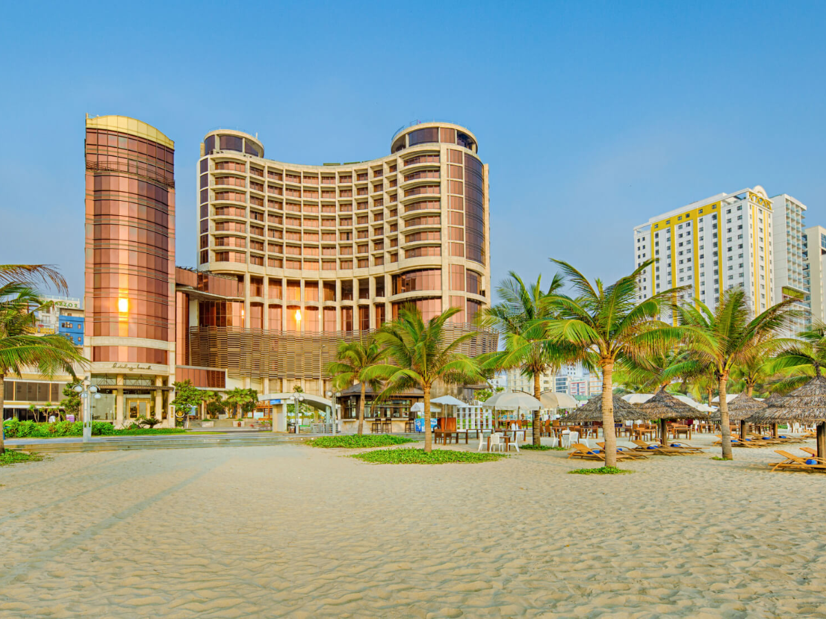 Toàn cảnh Holiday Beach Hotel Danang trên bờ cát vàng biển Mỹ Khê