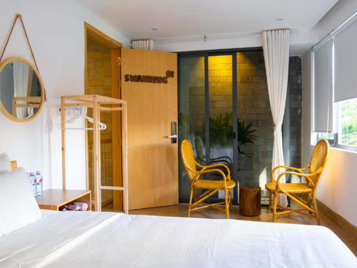 Căn phòng đón ngập nắng vàng tại Mộc House