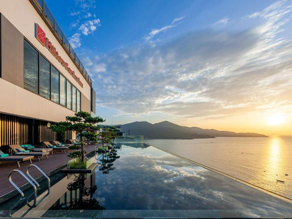 Tiện ích hồ bơi ngoài trời tại các resort cao cấp ở Đà Nẵng