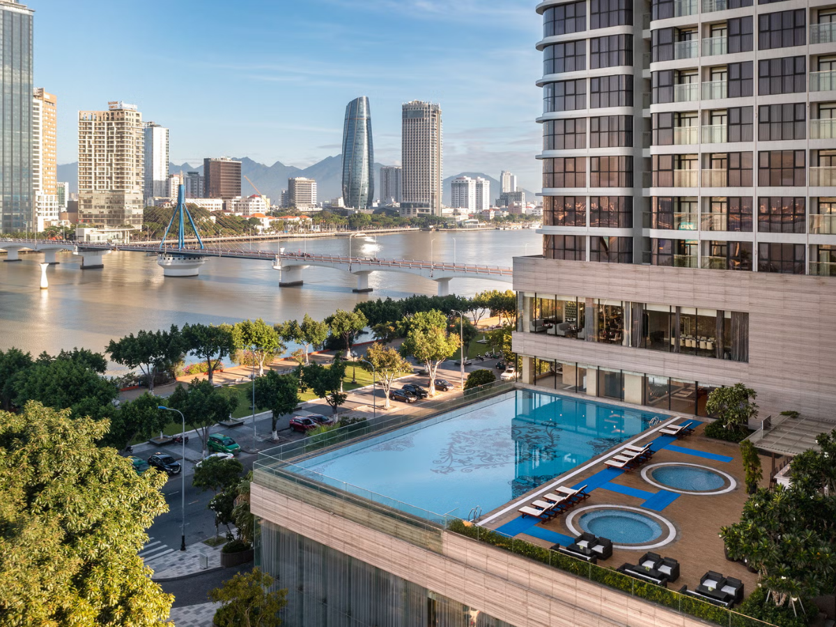 Hồ bơi vô cực ngoài trời nhìn ra sông Hàn tại Meliá Vinpearl Danang Riverfront