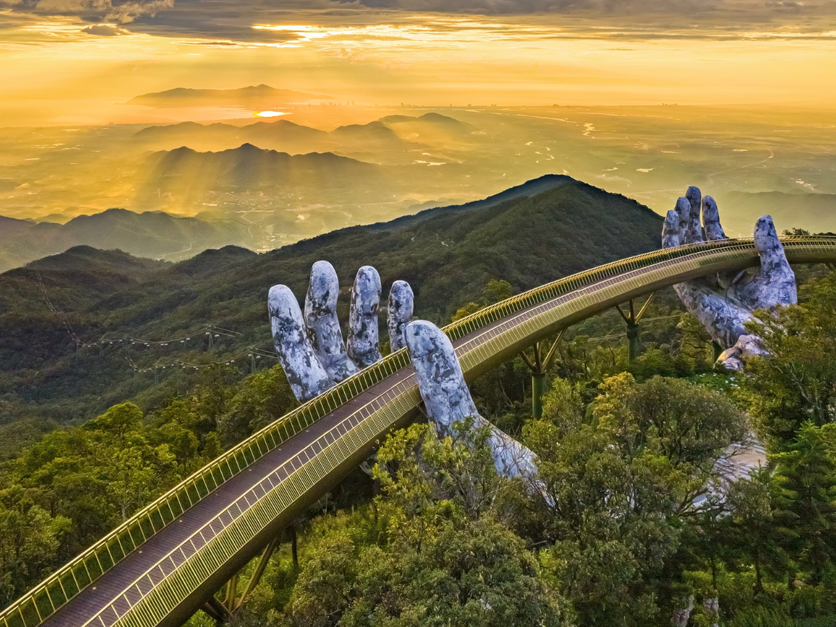 Nét đẹp “Cầu Vàng” trong ánh nắng bình minh