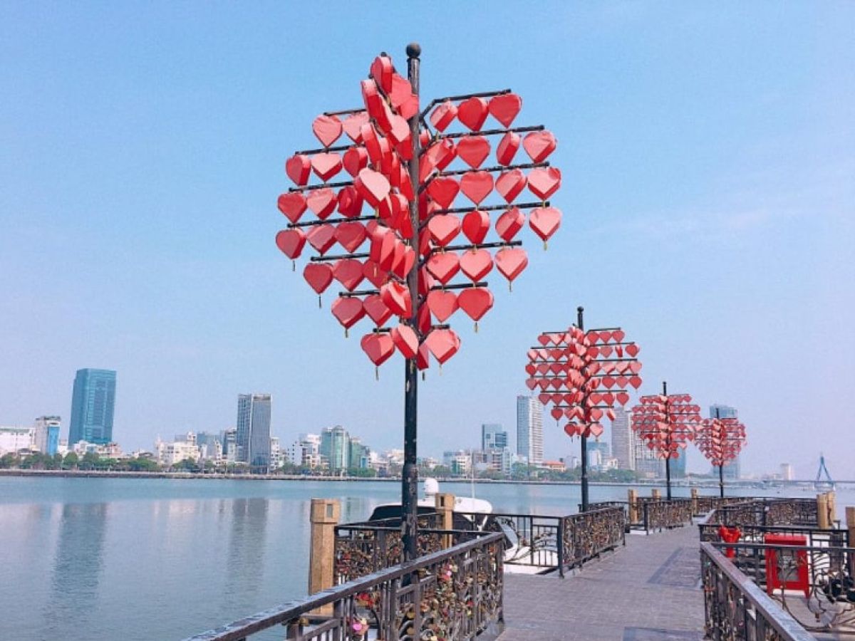 Cầu Tình Yêu là địa điểm hẹn hò lãng mạn khi du lịch Đà Nẵng.